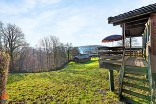 Op een fantastische locatie nabij Dinant bevindt zich dit vakantiehuisje met 2 slaapkamers. U bevindt zich hier midden in de natuur met tal van ontspanningsmogelijkheden nabij. <br /><br />Op naar de Belgische Ardennen! Aan de Maas, op de zonnige kant van een heuvel, ligt het gezellige vakantiepark Vallée Les Etoiles. Het is de perfecte plek om lekker te genieten! Maak fijne wandelingen of fietstochten door de groene omgeving, of kies voor een spannende mountainbikeroute. Na je avontuur kun je lekker ontspannen in dit knusse vakantiehuisje. Vanaf de veranda heb je een prachtig uitzicht. Het op het domein beschikbare verwarmde binnenzwembad, de speeltuin, de indoor speeltuin en de animatie zullen zeker in de smaak vallen bij de kinderen.<br /><br />Dit vrijstaande vakantiehuisje is geschikt voor 4 personen. In de gezellige woonkamer vind je een zithoek met een sfeervolle haard en een televisie en is ook een eethoek ingericht. De open keuken is van alle gemakken voorzien, zoals een filterkoffiezetapparaat, een koelkast met vriesvak, een combimagnetron, een vaatwasser en een waterkoker. Het chalet omvat 2 slaapkamers en een badkamer met een douche, een wastafel en een toilet. Buiten is er een omheinde veranda met tuinmeubilair en er is plek om 1 auto te parkeren nabij het huisje.<br /><br />Dit is een uitstekende opportuniteit als u op zoek bent naar een vakantiehuisje op een toplocatie nabij Dinant. Contacteer ons voor meer informatie op 0479/47.09.61 of neem een kijkje op www.boonstravastgoed.be . 