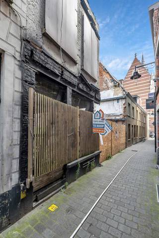 Voor een bezoek of meer info bel 053 59 49 32 - BUITENKANS - In één van de meest iconische straatjes van Aalst bevindt zich dit terrein. Het...