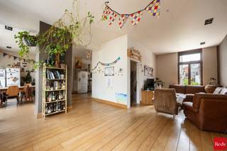 <p>Ontdek deze uitzonderlijke dubbelwoning in het bruisende Borgerhout, Antwerpen! Met een bewoonbare oppervlakte van 349 m² biedt dit huis ruimte, mogelijkheden en indien gewenst een goed rendement. Gelegen aan het levendige Koxplein, geniet u van de bruisende sfeer van Borgerhout, met winkels, horeca en cultuur op wandelafstand. Dankzij de uitstekende verbindingen bent u zo in het centrum van Antwerpen of op de snelweg.<br /><br />Op het gelijkvloers bevindt zich enerzijds een handelsruimte en een inpandige garage voor 2 wagens. Achteraan is er een gezellige koer/stadstuin van ca. 30 m². <br />De eerste verdieping omvat een zeer ruime woonkamer over de volledige breedte met een open keuken. <br />Op de verdiepingen erboven vinden we de 6 slaapkamers en 2 badkamers. <br /><br />Zowel de handelsruimte als de woning zijn momenteel verhuurd (als co-housing). De huurwaarde per jaar bedraagt ca. 33.000 euro. <br />De energieprestatie werd recent verbeterd dankzij de isolatie van een groot deel van de achtergevel in 2025 (12 cm EPS – 84 m²), wat resulteert in een EPC-label C. Er is geen renovatieverplichting van toepassing.<br /><br />Kom langs, laat u verrassen door de mogelijkheden, en maak van dit uitzonderlijke huis uw eigen thuis in hartje Antwerpen. Interesse? <br />Neem contact op met Nico op nico@reds.be of op 0478/01.20.12</p>