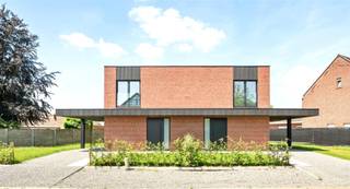 <p>2 kwalitatieve luxueuze ENERGIENEUTRALE moderne nieuwbouwwoningen (21% btw). E-PEIL 0, TOPAFGEWERKT! INDELING: inkom met apart toilet, lichtrijke leefruimte (mooi parket), open geïnstalleerde keuken met EILAND (Siemenstoestellen en werkblad in composiet), handige berging. Aangelegd TERRAS en OPRIT en omheinde TUIN. Op het verdiep bevinden zich de overloop, moderne badkamer (inloopdouche, bad, dubbele lavabo), apart toilet, en 3 grote slaapkamers. TROEVEN: geothermische warmtepomp: vloerverwarming/vloerkoeling, zonnepanelen, 20.000 liter regenwater, massieve houtbouw, parket, reeds geschilderd, TOPAFGEWERKT!</p>