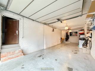 <strong>VEELZIJDIG EN ENERGIEZUINIG MAGAZIJN VAN 160M²</strong> met <strong>GEÏNTEGREERDE KANTOORRUIMTE</strong> en <strong>VOLLEDIGE, BEGAANBARE ONDERKELDERING </strong>(vrije hoogte van 1,85m) bevindt zich op een vlot bereikbare ligging in Ronse. De <strong>RECENTE RENOVATIES</strong> zorgen voor een <strong>TOEKOMSTGERICHTE WERKOMGEVING</strong>: de <strong>VERNIEUWDE BETONNEN VLOEREN</strong> en <strong>SECTIONALE POORT (3M X 2,7M) </strong>garanderen een solide basis voor diverse toepassingen, terwijl een <strong>WARMTEPOMP, ZONNEPANELEN, DAKISOLATIE VAN 20 CM EN MUURISOLATIE VAN 8 CM</strong> bijdragen aan een optimaal energieverbruik. Dankzij de <strong>RUIME KELDER</strong> is <strong>EXTRA OPSLAGCAPACITEIT</strong> verzekerd, wat dit pand bijzonder geschikt maakt voor <strong>ZELFSTANDIGEN, VRIJ BEROEP, PERSONAL COACHING</strong> die nood hebben aan zowel <strong>FUNCTIONELE WERKRUIMTE ALS LOGISTIEKE ONDERSTEUNING</strong>. Kortom, een slimme investering in <strong>DUURZAME INFRASTRUCTUUR</strong>, ideaal voor wie op zoek is naar een <strong>PROFESSIONEEL PAND DAT KLAAR IS VOOR DE TOEKOMST</strong>.<br /><br />Adres: Langehaag 103 te Ronse<br /><br />Energie-Label A