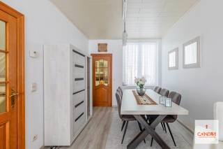 Deze <strong>woning </strong>is gelegen binnen de ring van Gent in de Brugse Poort en op <strong>fietsafstand van het historisch stadscentrum</strong>. Dankzij verschillende invalswegen en het openbaar vervoer staat u zo op uw bestemming. U heeft verschillende buurtwinkels, scholen en groenaanleg in de buurt. Met andere woorden een ideale ligging!<br /><br />Indeling op het gelijkvloers: een ruime inkomhal die zowel toegang geeft tot de woonkamer met eetplaats aan de voorzijde als de keuken met ontbijthoek aanliggend. De badkamer bevindt zich achteraan op het gelijkvloers en is bereikbaar via de veranda. Verder is er toegang tot de <strong>aangelegde stadstuin</strong> met tuinberging.<br /><br />Zowel op het eerste als tweede verdiep bevinden zich <strong>telkens twee slaapkamers</strong>.<br /><br />Voor meer informatie en een bezoek, neem dan contact op met Theo via: theo@convas.be