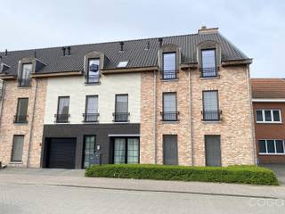 Ontdek dit prachtig dakappartement van ca. 102 m², gelegen in de recente residentie ‘Hof Ter Beecke’ (bouwjaar 2017), pal in het centrum van...