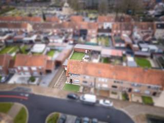 HALF-OPEN WONING MET 3 SLPKS, ZUIDGERICHTE TUIN EN 3 GARAGESOp een rustige ligging in een doodlopende straat vinden we deze half-open woning met 3...