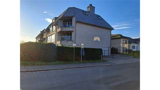 <p></p><p>Een mooi gelijkvloers appartement bestaande uit een woonkamer met open, ingerichte keuken, 1 slaapkamer, badkamer, wasplaats, kelder, terras, 1 overdekte autostaanplaats en 1 open autostaanplaats.</p><p></p>