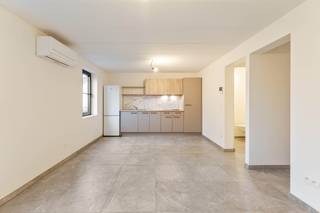 <br />'Residentie 2Eyken’ is ingericht met vele studio's waarvan er op heden nieuwe eenheden beschikbaar komen tegen een betaalbare prijs te huur staat.  <br /><br />De studio is totaal gerenoveerd en zeer energiezuinig, door zonnepanelen en een warmtepomp. Het is comfortabel en betaalbaar wonen op 30 tot 35m².<br /><br />De keuken is hyper geïnstalleerd alsook de badkamer.<br />Door de zwarte kranen, marmer look en het feit dat alles gloednieuw is, heb je een écht hotelgevoel!<br /><br />In 2022 werd de volledige residentie ingrijpend gerenoveerd en werden alle schrijnwerk, sanitair, elektriciteit, verwarming &amp; keuken vervangen.<br /><br />De residentie is in de gemeenschappelijke delen voorzien van camerabewaking en de vuilnisophaling (restafval) gebeurt via een containerservice.<br /><br />Tevens is de Residentie voorzien van een gemeenschappelijke tuin, welke ook extern onderhouden wordt.<br /><br />Bent u geïnteresseerd in een studio wanneer deze beschikbaar komt?<br />Mail dan snel via finance@verkoopanders.be en laat ons weten waarom u kandidaat bent om bij ons te verblijven!