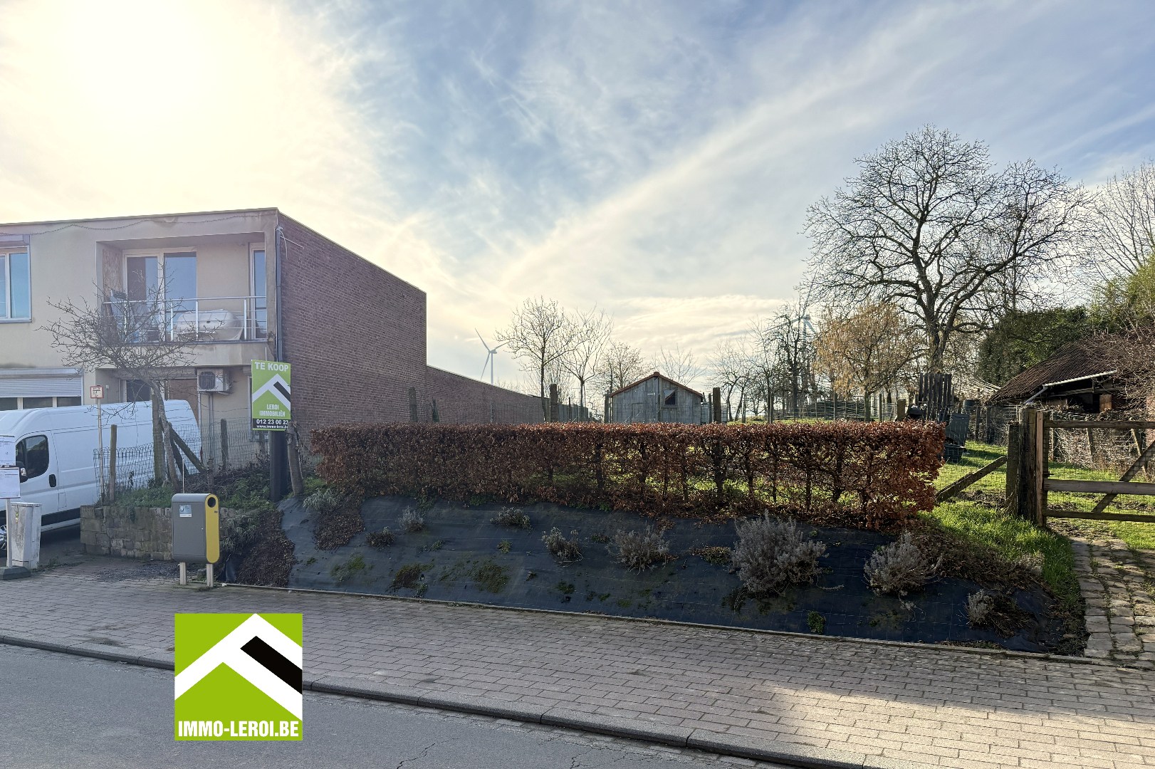 Terrain à bâtir pour une construction fermée avec jardin ensoleillé. - photo 4