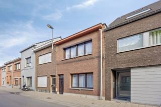 <p>Deze verrassend ruime woning beschikt over een <strong>bewoonbare oppervlakte van 162 m²</strong> en is gelegen op een centrale locatie te Hoboken. De inkomhal geeft uit op een <strong>royale en lichtrijke leefruimte</strong>, die naadloos overgaat in een aangename eetkamer. Dankzij de open indeling geniet deze ruimte van een mooie lichtinval en een aangenaam ruimtegevoel. Aansluitend bevindt zich de keuken, die is uitgerust met een elektrische kookplaat, dampkap, oven, microgolfoven en een dubbele spoelbak. Vanuit de keuken heeft men toegang tot een apart gastentoilet en de badkamer, voorzien van een bad met douchefunctie en een enkel wasmeubel. Over de badkamer bevindt zich nog een praktische berging met aansluiting voor een wasmachine. Deze berging geeft op zijn beurt toegang tot de noordwest georiënteerde <strong>tuin van ca. 74 m² groot</strong>. Op de tussenverdieping bevindt zich een eerste, bijzonder<strong> ruime slaapkamer</strong>, die momenteel werd ingericht als tweede leefruimte. Via de trap bereikt men de eerste verdieping, waar zich <strong>nog twee volwaardige slaapkamers</strong> bevinden. Verder beschikt de woning over een ruime bergzolder.</p><p>Er is eveneens de mogelijkheid tot aankoop van een afgesloten garage op wandelafstand aan €25.000,00.</p><p>Extra:<br />- EPC: 697 kWh/m² (F-score → renovatieverplichting!)<br />- Elektriciteit conform!<br />- Woongebied, Vg, Gmo, Vv, Gvkr<br />- Niet opgenomen in het maatregelenregister </p><p>Nabij school, winkels, autosnelweg, openbaar vervoer, etc. Voor meer info ga naar www.coenenvastgoed.be of bel 03/375.82.92</p>
