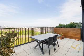 <p>In a high-end residential building dating from 2016, ideally located close to all amenities and major transport links, we offer this stunning duplex on the 11th and 12th floors with panoramic views over Brussels. The property is laid out as follows: entrance hall with cloakroom, two bedrooms with access to a terrace of ±13 m², bathroom, private laundry room and separate WC. On the upper level: a vast, light-filled living/dining room with air conditioning, fully equipped kitchen, and a magnificent west-facing terrace of ±20 m² offering unobstructed views across the entire city. Large storage cellar in the basement. Compliant electrical installation and a smart dual-rate meter. EPC: C+. Parking space available: €25,000. <br />A rare property combining natural light, quality finishes and an exceptional view!</p>