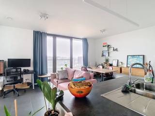 Ruim en lichtrijk appartement met 2 slaapkamers en 2 zonnige terrassen in Brugge<br /><br />Op zoek naar een comfortabel appartement op een topligging in Brugge? Dit aangename appartement met 2 slaapkamers en maar liefst 2 ruime terrassen bevindt zich op de 4de verdieping en geniet daardoor van een mooie ligging hoog in het gebouw.<br /><br />De combinatie van de lichtrijke leefruimte, praktische indeling en ruime buitenruimtes maakt dit appartement bijzonder aangenaam om te wonen. Eén van de terrassen is bovendien volledig zuidgericht, waardoor je hier optimaal van de zon kunt genieten. Het tweede terras is oostgericht en biedt een fijne extra buitenruimte.<br /><br />Ook de ligging is een absolute troef. Het appartement bevindt zich nabij openbaar vervoer, winkels, horeca en belangrijke verbindingswegen. Bovendien bereik je het bruisende centrum van Brugge eenvoudig te voet.<br /><br />Indeling:<br /><br />4°V.: inkomhal met apart toilet en lavabo – lichtrijke woonkamer (33 m²) met open keuken voorzien van keramische kookplaat, oven, koelkast met diepvriesvak, vaatwasser en dubbele spoelbak – praktische berging (2 m²) met aansluiting voor de wasmachine – 2 slaapkamers (13 m² en 9 m²) – badkamer (4 m²) met douche en lavabo in meubel – 2 ruime terrassen, waarvan één volledig zuidgericht en één oostgericht – fietsenberging.<br /><br />Algemeen:<br /><br />Huurprijs: € 875,00/maand<br />Provisie gemeenschappelijke kosten: € 75,00/maand<br />Beschikbaar vanaf: 01/11/2026<br /><br />De snelste manier om een bezoek aan dit pand te brengen? Vraag je bezoek aan via de roze knop op onze website (www.dewaele.com) en je wordt gecontacteerd door onze verhuurexpert Steffi.<br /><br />Telefonisch kunnen er geen afspraken gemaakt worden. Bij andere vragen kun je ons telefonisch contacteren via 050 444 999.