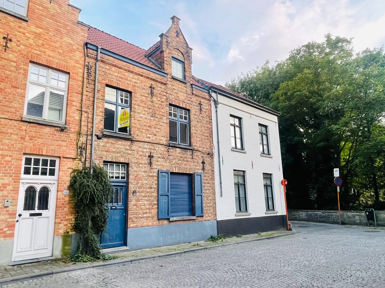 Brugge centrum, in verkeersarme straat  vlakbij 't Zand UITERST  CHARMANTE WONING met ZONNIGE  STADSPATIO en 2 grote slaapkamers. - photo 1
