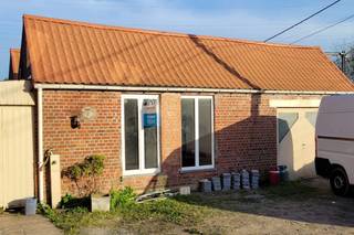 Roeselare-Rumbeke. Centraal en vlot bereikbare BERGLOODS / MAGAZIJN van 180m² met oprit en parkeerplaatsen op een perceel van +/-320m². Onmiddellijk vrij!<br /><br />Deze loods is in 2 delen opgesplitst : <strong>linkerdeel +/- 60m² en rechterdeel +/- 120m²</strong><br />Doorgang van 3,5m aan de rechterzijde van de oprit (Landmetersplan)<br />Het dak aan het rechtergedeelte werd reeds vernieuwd.<br />Er is stromend water, een toilet en een douche.<br /><br />Ideaal om te verhuren : bvb. 495 Euro / maand <br /><br />Dit is een bergloods en is ideaal als opslagplaats of berging voor aannemers / hobby / voor oldtimers ....<br />Bovendien zeer centraal gelegen dichtbij afrit E403 Haven, Rumbeke en centrum Roeselare.<br /><br />Er is een mogelijkheid om 1 of 2 appartementen aan te kopen vooraan de half-open-bebouwing.<br />Ideaal als opbrengsteigendom of voor eigen bewoning.<br /><br />Bel ons vrijblijvend op voor een bezoek en info. Wij begeleiden u graag met de glimlach op zoek naar uw droomwoning &amp; commercieel pand. T. 051 62 40 40