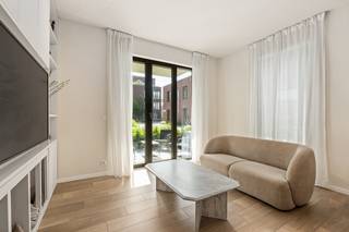 <p>Modern 2-slaapkamerappartement in de populaire Regattawijk op Linkeroever, Antwerpen.</p>

<p> </p>

<p>Dit nieuwbouwappartement (bouwjaar 2024) biedt een lichtrijke woonkamer die via grote raampartijen rechtstreeks aansluit op een prachtig terras. Hier geniet u van een aangename binnen-buitenbeleving met zon, rust en privacy. Gelegen in de gegeerde Regattawijk combineert u een groene, rustige omgeving met uitstekende bereikbaarheid naar het stadscentrum en omliggende voorzieningen. </p>

<p> </p>

<p>Belangrijkste ruimtes:<br />• Lichtrijke woonkamer met directe toegang tot het ruime terras<br />• Moderne keuken met inductiekookplaat, dampkap, oven, microgolfoven<br />• Twee comfortabele slaapkamers<br />• Badkamer met douche en enkel spoelbak<br />• Berging met aansluiting voor wasmachine en droogkast<br />• Apart toilet met handenwasser<br />• Binnenstaanplaats met laadpaal afzonderlijk aan te kopen (€30.000).</p>

<p> </p>

<p>Troeven:<br />• Prachtig terras verbonden met de woonkamer voor optimale binnen-buitenbeleving<br />• Rustige, groene ligging in de Regattawijk met uitstekende bereikbaarheid<br />• Nieuwbouwappartement met autostaanplaats en laadpaal</p>

<p> </p>

<p>Neem vandaag nog contact op met uw ERA-makelaar voor een bezoek.</p>

<p> </p>

<p>JOUW DROOMAPPARTEMENT. ZO GEVONDEN!</p>