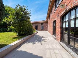 <p><span>Deze charmante, ruime hoeve in Herhout (Pajottegem)  recent met zorg en smaak gerenoveerd  zal u bekoren door haar rustieke karakter en veelzijdige indeling. De woning beschikt over een inkomhal van 6 m² met authentieke terracotta vloertegels en een gastentoilet; deze leidt aan de ene kant naar een grote leefruimte van 50 m² met zichtbare balken en een open haard, die overgaat in een lichte, gloednieuwe keuken van 16 m². Aan de andere kant van de hal bevindt zich een ruime zithoek van 35 m² met originele parketvloer en een inbouwhaard op hout met heteluchtsysteem. Hieraan grenst een prachtige, lichte leefruimte die geschikt is voor bijvoorbeeld meergeneratiewonen of een thuiskantoor; deze omvat een kantoor van 13 m² met zichtbare balken, een slaapkamer van 20 m² op het gelijkvloers en een doucheruimte/wasplaats van 22 m². Een mezzanine biedt nog eens 20 m² extra ruimte en een schitterend uitzicht op het omliggende landschap. Een mooie witte trap leidt vanuit de zithoek naar de bovenverdieping, met een overloop van 6 m², een slaapkamer van 18 m² met houten vloer en nog een slaapkamer van 31 m² met dakramen. Een tweede overloop van 21 m² geeft toegang tot een prachtige slaapkamer van 26 m² en een inloopdouchekamer van 13 m². Op de bovenste verdieping bevindt zich een in te richten zolder van 33 m² met een nokhoogte van 1,7 meter. Grote, multifunctionele kelders  waaronder een natuurlijke wijnkelder met constante temperatuur  en een vrijstaande garage maken het geheel compleet. Tot de kenmerken behoren centrale verwarming op stookolie met een R&amp;R Weishaupt-ketel, 18 nieuwe radiatoren, muren die opnieuw zijn geïsoleerd met OSB en Utherm, en authentieke binnendeuren. Energieprestatiecertificaat (EPC): D. Bieden vanaf  545.000€. Voor informatie en bezichtigingen kunt u bellen naar 02/355.50.55.</span></p>