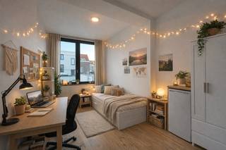 **Studentenkamer met ruime badkamer**In de Gildenstraat, een autoluwe straat in hartje Leuven, bieden we met veel plezier een studentenkamer...