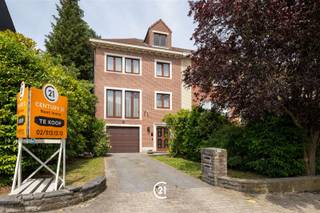 Welkom in deze schitterende driegevelwoning in Grimbergen.Deze charmante driegevelwoning onderscheidt zich door haar unieke combinatie van ruimte, karakter en ligging. Gelegen in een rustige, groene omgeving en omringd door open velden, geniet u hier dagelijks van privacy en een uitzonderlijk wooncomfort.De woning combineert ruime leefruimtes met een aangename lichtinval dankzij de grote raampartijen. De authentieke inkomdeur en houten vloer dragen bij aan het karakter van de woning.Een gemoderniseerde keuken met hoogwaardige apparatuur combineert functionaliteit met stijl. De 3 grote slaapkamers bieden comfortabele privéruimtes, en de grote badkamer heeft voldoende ruimte voor het hele gezin. Als kers op de taart, is de zolderverdieping inrichtbaar als echte “master bedroom”. Buitenshuis geniet u van een prachtige aangelegde tuin met majestueuze bomen. Een prachtige, gietijzeren, veranda biedt de perfecte ruimte voor ontspanning, met uitzicht over de weelderige groenzone. Zo kan u het hele jaar, doorheen de seizoenen, genieten van uw tuin. Dankzij de oprit en de grote garage, hoeft u zich geen zorgen te maken over parkeerplek. Ideaal voor wie een stijlvol familiehuis zoekt in een groene setting.