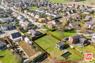 <span>Dit mooie perceel bouwgrond van ca. 1435 m² met poolhouse/polyvalente ruimte en zwemvijver biedt een <strong>open uitzicht op de achterliggende weilanden</strong> en ligt in een rustige doodlopende straat in de wijk 'Lobos'. Met een perceelbreedte van ca. 30 meter en een diepte van ca. 48 meter biedt dit perceel alle ruimte om uw droomwoning in open bebouwing te realiseren. Er is GEEN bouwverplichting.</span><span><span><span><span><span><span><span><span><span><span><span><span><span><span><span><span><span><span><span> </span></span></span></span></span></span></span></span></span></span></span></span></span></span></span></span></span></span></span><br />De historische Rozelaar- en Kasteeldreef bevinden zich op fietsafstand net als het idyllische Kasteelpark van Beervelde. Winkels, supermarkten en restaurants in het centrum van Lochristi zijn vlot bereikbaar, net als het station van Beervelde, het openbaar vervoer en de uitvalswegen R4, E17 en E40.<br />Voor meer informatie, stedenbouwkundige inlichtingen en/of een bezoek ter plaatse kan u een mail sturen naar gunther@loimmo.be met vermelding van uw naam en mobiel telefoonnummer. Wij nemen contact met u op.