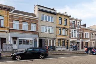 <h2><span>Lichtrijk penthouse-duplex met dakterras nabij het centrum van Wilrijk</span></h2><p><span>In een kleinschalig gebouw, op korte afstand van het centrum van Wilrijk, vinden we dit aangename penthouse-duplexappartement, gelegen op de tweede en derde verdieping.</span></p><p><span>Het appartement geniet dankzij de grote raampartijen van bijzonder veel natuurlijke lichtinval. De combinatie van de open indeling en de duplexstructuur zorgt voor een aangenaam ruimtelijk gevoel. De leefruimtes bevinden zich op het tweede verdiep, terwijl het bovenste verdiep een meer private sfeer biedt.</span></p><p><span>Met zijn ruime slaapkamers en praktische indeling vormt dit appartement een ideale thuis voor starters. De absolute troef bevindt zich op de bovenste verdieping, waar de master bedroom beschikt over een rechtstreekse aansluiting met het aanpalende dakterras. Een heerlijke plek om in alle rust van de buitenlucht te genieten en te genieten van het mooie dieptezicht over het centrum van Wilrijk.</span></p><p><span>Ook op praktisch vlak heeft het appartement heel wat te bieden. Het gebouw is kleinschalig en de algemene kosten zijn laag. Daarnaast is er een gemeenschappelijke kelderberging en een fietsenberging beschikbaar.</span></p><p><span>Een lichtrijk en ruimtelijk duplexappartement met een aangenaam dakterras, gelegen op een centrale en gegeerde locatie nabij het centrum van Wilrijk.</span></p>