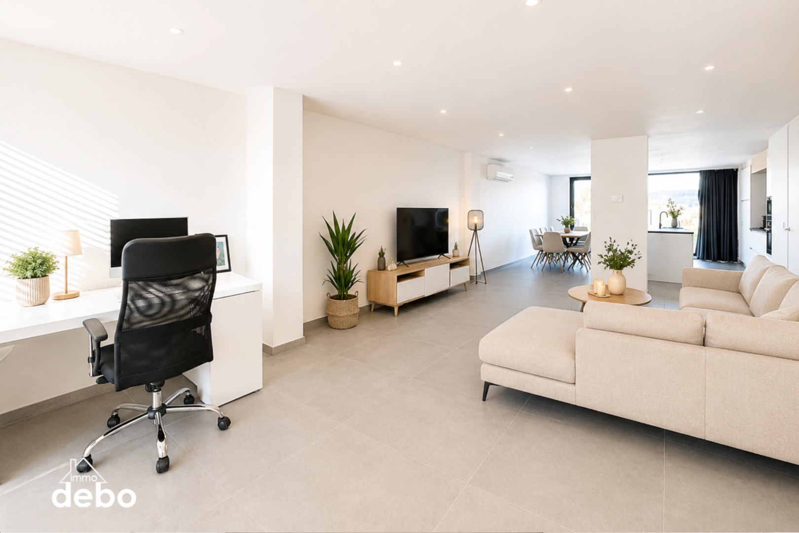 Instapklare en energiezuinige woning met 3 slaapkamers, 2 garages, keuken, badkamer, terras, diepe tuin en uitweg met 2 garages. - foto 3