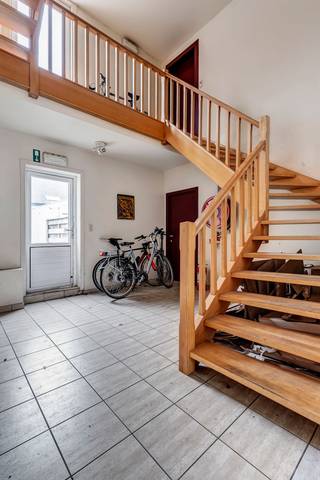 <p>Dit instapklare appartement geniet van een uitstekende ligging in de Dorpsstraat te Astene, op wandelafstand van winkels, openbaar vervoer en met een vlotte verbinding naar belangrijke invalswegen. Een ideale combinatie van rust en bereikbaarheid.</p><p> </p><p>Bij het betreden van het appartement komt u meteen binnen in de ruime en lichtrijke woonkamer, die het centrale hart van de woning vormt. Aan zowel de linker- als rechterzijde bevinden zich twee volwaardige slaapkamers, waarvan één slaapkamer beschikt over een praktische dressing – een mooie extra troef.</p><p> </p><p>Rechtdoor bereikt u de badkamer, uitgerust met douche, lavabo en toilet. Aan de rechterzijde, bevindt zich de geïnstalleerde keuken, die verder naar eigen smaak kan worden ingericht.</p><p> </p><p>Met een bewoonbare oppervlakte van maar liefst 103 m² biedt dit appartement verrassend veel ruimte.</p><p>Achteraan het gebouw beschikt u bovendien over een privatieve buitenstaanplaats, een absolute meerwaarde in deze centrale omgeving.</p>