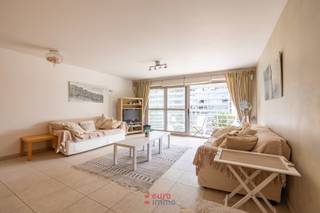 Op zoek naar ruimte, licht én een centrale ligging middenin de winkelstraat van Nieuwpoort? Dan is dit een echte voltreffer! Met een bewoonbare oppervlakte van maar liefst 114m² biedt dit appartement plaats in overvloed, en dat op een boogscheut van alle winkels, de bakker en de gezellige terrasjes.<br /><br />Eénmaal binnen valt meteen de lichtrijke living op, die uitgeeft op het ruime zuidgerichte terras van 6m². Hier kan u de hele dag door van de zon genieten, met bovendien een leuk zicht op het groene pleintje voor de deur. Een streepje groen zo centraal gelegen, dat is niet vanzelfsprekend!<br /><br />Met 3 volwaardige slaapkamers, 2 badkamers en 2 toiletten biedt dit appartement voldoende ruimte voor een gezin of voor wie regelmatig bezoek over de vloer krijgt. Ook aan het praktische werd gedacht: de aparte berging met plaats voor wasmachine en droogkast, de kelder die inbegrepen is bij het appartement, en de fietsenberging in het gebouw zelf. Wie met de wagen komt, kan bovendien een garage verwerven onder het plein voor de deur.<br /><br />Verhuizen zal u geen stress opleveren gezien het appartement volledig gemeubeld wordt aangeboden.<br /><br />Kortom: een ruim, lichtrijk en centraal gelegen appartement met alle troeven om er meteen van te genieten.<br /><br />EPC: 152.