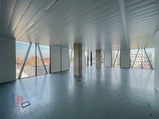Op het bedrijvige Westwing Park te Roeselare bevindt zich deze instapklare nieuwbouwkantoorruimte met een oppervlakte van ca. 238 m² te koop.<br /><br />De lichtrijke kantoorruimte is voorzien van sanitair, een verhoogde computervloer en een verlaagd akoestisch plafond met geïntegreerde verlichting, ventilatie en verwarming/koeling. Een dubbele toegang biedt extra flexibiliteit en gebruiksgemak. De ruimte kan flexibel worden ingedeeld in 6 afzonderlijke kantoor- en/of vergaderruimtes.<br /><br />Daarnaast beschikt het kantoor over twee ondergrondse parkeerplaatsen, uitgerust met laadpalen en zijn er vier bovengrondse parkeerplaatsen in de parkeertoren beschikbaar. (Prijs inclusief parkeerplaatsen.)<br /><br />Deze lichtrijke kantoorruimte is onmiddellijk beschikbaar en geniet van een strategische ligging langs de E403, in de nabijheid van AZ Delta en het C-Hotel Westwing, wat zorgt voor een uitstekende bereikbaarheid en visibiliteit. Westwing Tower onderscheidt zich door zijn sterke focus op duurzaamheid en innovatie en is het eerste kantoorgebouw in West-Vlaanderen dat het BREEAM Outstanding-certificaat heeft behaald.<br /><br />Contacteer PANORAMA B2B voor meer inlichtingen, plannen of een vrijblijvend plaatbezoek 0479 01 70 70.
