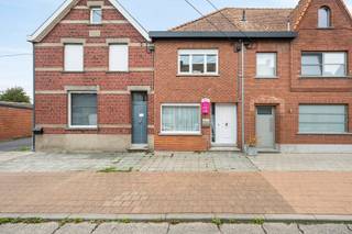 Deze instapklare woning (EPC label C) is gelegen vlakbij het centrum van Staden.Deze woning is als volgt ingedeeld:Op het gelijkvloers: inkomhal,...