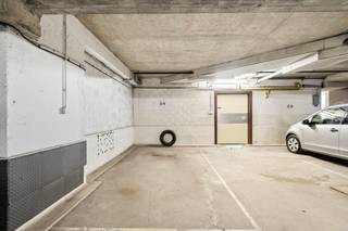 Upon entering the entrance hall, you immediately notice the practical layout: entrance hall with built-in wardrobes, 2 bedrooms, an extra spacious...