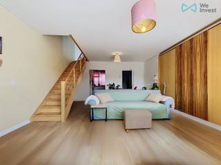 Tel : 0456 79 45 19 / E-mail : sophia.vanhove@weinvest.be<br /><br />
<p><span>We Invest biedt u met trots exclusief dit prachtige appartement met 2 slaapkamers aan, gelegen aan de Materiaalstraat 20 in Anderlecht.</span></p>
<p><span>Het appartement bestaat uit een inkomhal, een lichtrijke woonkamer, een volledig uitgeruste keuken, twee slaapkamers, een badkamer met toilet, een apart toilet, een wasruimte en een aangenaam terras.</span></p>
<p><span>Het appartement is ideaal gelegen, vlak bij winkels, supermarkten, scholen en het openbaar vervoer. Bovendien biedt het een vlotte verbinding naar het centrum van Brussel en de belangrijkste invalswegen. De buurt combineert een aangename woonomgeving met alle dagelijkse voorzieningen op korte afstand.</span></p>
<p><span>EPC: B</span></p>
<p><span>Huurprijs: € 1.200/maand</span><br /><span>Gemeenschappelijke lasten: € 250/maand (inclusief verwarming, warm water en onderhoud van de gemeenschappelijke delen)</span><br /><span>Parkeerplaats: € 100/maand (verplicht)</span></p>
<p><span>Minimale huurduur: 3 jaar.</span></p>
<p><span>Zeker een bezoek waard! Ontdek al onze exclusieve panden op </span><span>www.weinvest.be</span><span>.</span></p>