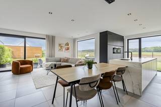 deze recente, instapklare energiezuinige woning in halfopen bebouwing bevindt zich in een rustige woonwijk in Boutersem. De woning biedt heel aangename, heldere en open leefruimtes op het gelijkvloers en 3 kamers op de verdieping. Achteraan en naast de woning is er een volledig omheinde en aangelegde tuin met terras en tuinhuis, die uitkijkt op de omliggende velden.
Omvattende:
Gelijkvloers: inkomhal, open leefruimte, keuken, berging en wasplaats, toiletruimte
Eerste verdieping: nachthal, 3 slaapkamers, badkamer, toiletruimte
Oprit, terras en tuin: aangelegde oprit voor 2 wagens, omheinde tuin met terras en tuinhuis
Ligging: de woning bevindt zich in een rustige woonwijk die grenst aan agrarisch gebied. Alle faciliteiten bevinden zich in de nabije omgeving. Bushaltes zijn vlakbij, het station van Vertrijk bevindt zich op 1,5 km en de aansluiting met de E40 is op een 3-tal km rijden.
https://www.itimmo.be/eyckeveld-36-3370-boutersem
De beschikbaarheid van deze woning is onderling overeen te komen.