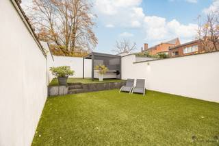 <p><span>Maison de ville rénovée avec min. 3 chambres à coucher et espace de pratique à Berchem. </span></p><p><span> </span></p><p><span>Rez-de-chaussée</span><span>: </span></p><p><span>Hall d'entrée de 19 m² avec vestiaire. </span></p><p><span>Bureau et salle de pratique de 30 m² sur carreaux de céramique avec armoires encastrées. </span></p><p><span>Garage intérieur de 21,5 m² avec porte basculante automatique. </span></p><p><span> </span></p><p><span>1er étage</span><span>: </span></p><p><span>Cage d'escalier. </span></p><p><span>Séjour de 35 m² sur parquet (chevrons). </span></p><p><span>Hall d'entrée. </span></p><p><span>Toilettes séparées. </span></p><p><span>Cuisine équipée de 14 m² sur carrelage céramique avec : </span></p><p><span>-plan de travail en pierre naturelle </span></p><p><span>-1,5 évier </span></p><p><span>-plaque de cuisson au gaz 4 feux </span></p><p><span>-four électrique </span></p><p><span>-hotte aspirante </span></p><p><span>-Quooker </span></p><p><span>-four à vapeur </span></p><p><span>-four à micro-ondes </span></p><p><span>-plateau de petit-déjeuner </span></p><p><span>Hall de nuit avec armoire encastrée. </span></p><p><span>Chambre à coucher principale sur parquet avec armoire encastrée. </span></p><p><span>Salle de bain attenante de 10.5 m² sur carrelage céramique avec : </span></p><p><span>-baignoire </span></p><p><span>-douche à l'italienne </span></p><p><span>-double lavabo sur meuble </span></p><p><span>-toilettes </span></p><p><span> </span></p><p><span>2ème étage</span><span>: </span></p><p><span>Cage d'escalier. </span></p><p><span>Hall de nuit avec toilettes séparées. </span></p><p><span>2 chambres de 20 m² et 15.5 m² respectivement, toutes deux sur parquet. </span></p><p><span>Salle de bain de 8 m² avec : </span></p><p><span>-douche à l'italienne </span></p><p><span>-double lavabo </span></p><p><span>-armoire encastrée </span></p><p><span>Kitchenette de 8 m² sur carrelage. </span></p><p><span> </span></p><p><span>Jardin spacieux orienté nord-ouest avec : </span></p><p><span>-une terrasse couverte de 18.5 m² </span></p><p><span>-terrasse ouverte </span></p><p><span>-jacuzzi couvert </span></p><p><span> </span></p><p><span>Sous-sol en partie dont buanderie de 13 m² et cave de stockage. </span></p><p><span> </span></p><p><span>PARTICULARITES : </span></p><p><span>Nombreuses possibilités. </span></p><p><span>Alarme. </span></p><p><span>Interphone. </span></p><p><span>2 places de parking devant la propriété. </span></p><p><span> </span></p><p><span>Informations urbanistiques : pas de permis disponible, pas de permis de lotir, pas de préemption, pas de mesure d'assainissement social imposée, zone résidentielle. </span></p>