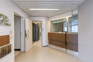 Vous recherchez un local commercial spacieux et économe en énergie, situé dans un endroit facilement accessible ? Alors ce bien commercial situé au 23 Opperstraat à Lochristi constitue une excellente opportunité.<br /><br />Avec une surface utile de 154 m², cet espace commercial offre de nombreuses possibilités pour diverses activités professionnelles. Grâce à son agencement bien pensé, l'espace peut facilement être adapté aux besoins de votre entreprise.<br /><br />Le bien bénéficie d’un label EPC A, gage d’un bâtiment économe en énergie et de faibles coûts énergétiques. De plus, le bâtiment est exempt d’amiante, ce qui vous permet d’investir en toute sérénité dans un commerce tourné vers l’avenir.<br /><br />Les deux places de parking privatives constituent un atout supplémentaire, représentant une valeur ajoutée importante tant pour vous que pour vos clients ou vos collaborateurs.<br /><br />Atouts :<br /><br />Local commercial de 154 m²<br />Prix demandé : 267 490 €<br />PEP A – économe en énergie<br />Sans amiante<br />2 places de parking privatives<br />Adapté à diverses activités commerciales ou professionnelles<br />Facilement accessible et stratégiquement situé à Lochristi<br /><br />Ce local commercial polyvalent vous intéresse ? N’hésitez pas à nous contacter pour obtenir plus d’informations ou organiser une visite sur place.