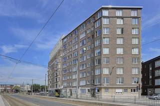 In een statig gebouw op de hoek van de Populierenlaan, vlakbij de Jan Van Rijswijcklaan te Antwerpen, vinden we dit 2 slaapkamer appartement te huur. Het hoek appartement is gelegen op de 6de verdieping, heeft mooie vergezichten en baadt in een zee van licht.Indeling:- gelegen op de 6de verdieping (lift aanwezig)- inkomhal- woonkamer en eetkamer op parket (26m²)- gesloten keuken (8,5m²)- nachthal- slaapkamer 1 (18m²) met toegang naar terras- terras (4,8m²)- slaapkamer 2 (8m²) met berging, dressing- badkamer met lavabo, ligbad en berging- aparte toilet- privatieve kelder- gemeenschappelijke fietsenbergingExtra troeven:- goed EPC label- goede bereikbaarheid- uitstekende mobiscore: 9,0/10- liftDe maandelijkse kosten bedragen 150 euro per maand voor de kosten verbonden aan de gemene delen (incl. water en verwarming).Bent u geïnteresseerd in dit appartement te huur in Antwerpen? Aarzel dan niet om een bezoekaanvraag in te dienen op onze website, dit kan via de daar voorziene rode balk.Wenst u uw eigendom ook te huur of te koop te stellen? We helpen u graag verder. Steeds tot uw dienst om u verder te helpen met al uw vragen over vastgoed!