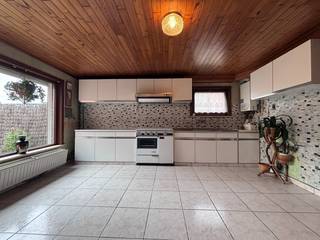 <p>Te koop, in de charmante Koksijdesteenweg, is deze woning gelegen op een royale perceel van maar liefst 1080 m². De grote tuin rondom de woning, met zijn brede groene gazons, vormt de perfecte aanvulling voor ontspanning en biedt tal van mogelijkheden voor natuurliefhebbers. De woning beschikt over een poort, garage en tal van externe parkeervoorziening.</p>

<p>De woning staat op een bijzondere locatie met eenvoudig toegang tot het centrum van Koksijde en het strand. Dit zorgt voor een perfecte balans tussen rust en de levendigheid van de kust. Hoewel de woning momenteel niet volledig bewoonbaar is, biedt het de kans voor een nieuw hoofdstuk, waarbij je jouw persoonlijke touch kunt geven en het geheel kunt renoveren naar jouw wensen en behoeften. Dit is de ideale basis voor een prachtig thuis.<br /><br />Bel Dimitri, ook op zon-en feestdagen, 0487/787.159<br />Stuur een mail naar<br />dimitri@immo-maritiem.be<br />of kom langs op kantoor 'Immo Maritiem' naast het kerkje in Nieuwpoort-bad.</p>