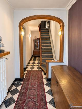 Op zoek naar een ruime woning die je volledig naar eigen smaak kan inrichten? Deze degelijk gebouwde woning in de Oudestraat 31 te Wilrijk biedt een bijzonder interessant woonvolume, een ruime tuin en tal van mogelijkheden. Of je nu droomt van een grote gezinswoning, een kangoeroewoning of een combinatie van wonen en werken: dankzij de veelzijdige indeling kan je hier alle kanten uit.<br /><br />Op het gelijkvloers geeft de voortuin rechtstreeks toegang tot de garage. Achteraan bevinden zich een extra kamer en verschillende bergruimtes, ideaal als hobbyruimte, werkplaats of extra opslag. De ruime tuin met graspartij vormt een aangename buitenruimte waar je naar eigen wens verder vorm aan kan geven.<br /><br />De eerste en tweede verdieping zijn momenteel ingericht als twee afzonderlijke wooneenheden. Beide verdiepingen beschikken over een woonkamer aan de voorzijde, een hal, een douchekamer met toilet en een keuken met slaapkamer achteraan. Deze indeling biedt interessante mogelijkheden voor wie meerdere generaties onder één dak wil laten wonen, maar evengoed voor wie de woning wil omvormen tot één ruime en comfortabele gezinswoning.<br /><br />Op de derde verdieping bevinden zich bovendien nog drie slaapkamers onder het dak. Hierdoor is er heel wat ruimte voor een groot gezin, een bureau, hobbykamers of extra slaapgelegenheid.<br /><br />De woning onderscheidt zich door haar degelijke constructie, kwalitatieve materialen en verzorgde staat. Dankzij het EPC-label B geniet je bovendien van een energiezuinig karakter, wat een mooie meerwaarde vormt voor wie op zoek is naar een ruime woning die comfort en energieprestaties weet te combineren.<br /><br />Ook de ligging is een pluspunt. Je woont in Wilrijk, op korte afstand van het centrum en De Bist, met winkels, restaurants en ontspanningsmogelijkheden in de nabije omgeving. Dankzij de vlotte verbinding met de belangrijkste invalswegen en de autosnelweg bereik je bovendien gemakkelijk Antwerpen en de omliggende gemeenten.<br /><br />De belangrijkste troeven op een rij:<br />- Ruime woning met een groot woonvolume en veel potentieel<br />- Flexibele indeling met momenteel twee afzonderlijke wooneenheden<br />- Mogelijkheid tot omvorming naar één ruime gezinswoning<br />- Ideaal voor een kangoeroewoning of inwonende familieleden<br />- Drie extra slaapkamers op de derde verdieping<br />- Inpandige garage, plus extra staanplaats voor de woning<br />- Ruime tuin met tal van mogelijkheden<br />- EPC-label B<br />- Gelegen nabij het centrum van Wilrijk en De Bist<br />- Vlotte verbinding naar Antwerpen en de autosnelweg<br /><br />Ben je op zoek naar een woning met ruimte, een interessante indeling en de mogelijkheid om er helemaal jouw eigen thuis van te maken? Dan is deze eigendom in Wilrijk zeker een bezoek waard!