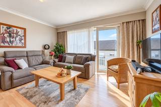 <strong>Lichtrijk en verzorgd wonen met terras en dubbele garage</strong><br />Dit verzorgd appartement op de tweede verdieping heeft een aangename, open indeling en is volledig instap klaar. De lichtrijke leefruimte sluit mooi aan op de open keuken, waardoor je een ruim en gezellig geheel krijgt met toegang tot het terras.<br />Verder zijn er twee slaapkamers, een praktische berging, een volledig vernieuwde badkamer met douche en een apart vernieuwd toilet. Het appartement is afgewerkt met laminaat, beschikt over een condensatieketel op gas en heeft EPC B. De tellers voor gas en elektriciteit zijn afzonderlijk.<br />Bij het appartement hoort een dubbele garage van ongeveer 24 m² met twee poorten naast elkaar en zonder tussenwand. Ook is er een gemeenschappelijke fietsenberging en een lift in het gebouw.<br />Een verzorgd appartement met een goede indeling, veel comfort en geen directe werken nodig. Ideaal voor wie gewoon wil verhuizen en meteen wil wonen.<br /><strong>Kom het zelf ontdekken tijdens een bezoek. Contacteer Katrien 0495 53 48 65 voor een afspraak.</strong><br /> 