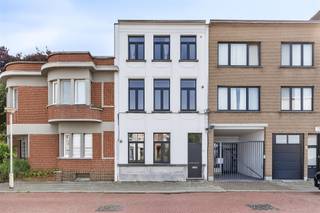 Karaktervolle woning met twee aparte woonunits ideaal voor kangoeroewonen, praktijk of kantoor aan huisDeze charmante woning omvat twee aparte...