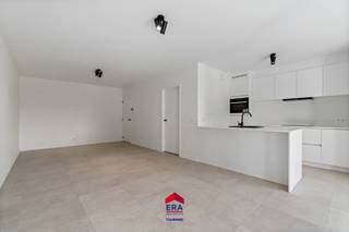 <p><strong>Prachtig ruim appartement met 3 slaapkamers en terras.<br />Residentie De Admiraliteit:</strong> Wonen in midden <strong><em>in het centrum, groen en rustig gelegen</em></strong> in een binnengebied aan een <strong><em>verkeersvrij</em></strong> park.</p>

<p>In het kerngebied van Lommel, tussen de Hees, Hezerpad, Nachtegaalstraat en Vreyshorring realiseert Aristas een prachtig woonproject &amp;quot;Residentie De Admiraliteit&amp;quot;.</p>

<p>Dit eigentijds woningbouwproject bestaat uit <strong><em>24 appartementen</em></strong>, steeds met ruime terrassen of tuinen en voorzien van ondergrondse parkeerplaatsen en bergingen.</p>

<ul><li>Prachtige locatie: rustig, in het groen én in het centrum</li><li>Eigentijdse architectuur</li><li>Zonnepanelen &amp;amp; warmtepomp</li><li>BEN-woningen &amp;amp; appartementen</li><li>E-peil kleiner of gelijk aan 30</li><li>3 slaapkamers</li><li>Terras</li></ul>

<p>De residentie is voorzien van:</p>

<p>·       Gemeenschappelijke ontspanningsruimte van 60m²</p>

<p>·       Ondergrondse parkings</p>

<p>·       Ondergrondse fietsenstalling<br /> </p>

<p>Aankoop onder BTW-stelsel &amp;amp; Wet Breyne: 12% op de grondwaarde &amp;amp; 21% op het constructie-aandeel.<br /><br />Graag meer informatie over dit prachtig project?</p>

<p>Maak een afspraak via 011 550 440 of info@eratournier.be</p>