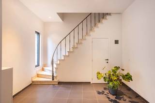 Ruim loftappartement met 3 slaapkamers, mezzanine, terras en staanplaats. Bent u op zoek naar een ruim en lichtrijk appartement met karakter? Dan is dit prachtige appartement in loftstijl zeker een bezoek waard! <br /><br />Gelegen op de tweede verdieping van een kleinschalig gebouw zonder lift, geniet dit appartement van een open en luchtige indeling met veel natuurlijke lichtinval. Via de inkomhal bereikt u de ruime leefruimte met open keuken, die uitgerust is met een vaatwasmachine, koelkast, kookplaat, oven en dubbele spoelbak. Aansluitend bevindt zich een aangenaam zonneterras, waar u in alle rust kan genieten. Het appartement beschikt verder over 3 volwaardige slaapkamers, een badkamer met ligbad, douche en enkele wastafel, een apart toilet en een praktische mezzanine, ideaal als bureau, hobbyruimte of polyvalente ruimte.<br /><br />Extra troef: een staanplaats is inbegrepen.<br /><br />Dankzij de combinatie van ruimte, lichtinval en een unieke loftuitstraling is dit appartement ideaal voor wie op zoek is naar comfortabel wonen met een eigentijdse touch.<br /><br />Bovendien beschikt het appartement over interessant energetisch potentieel: mits het isoleren van het dak langs de binnenzijde kan het EPC-label verbeterd worden naar label C, wat een mooie meerwaarde biedt op vlak van energiezuinigheid en toekomstgericht wonen.<br /><br />Interesse? Neem contact op met ons kantoor via 053423001 of via info@verrassendvastgoed.be