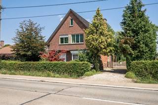 <p><span>Te renoveren woning met veel potentieel op ruim perceel in landelijk Schriek.</span></p><p><span>Bent u op zoek naar een woning die u volledig naar eigen smaak kunt renoveren? Dan biedt deze karaktervolle gezinswoning op een ruim perceel van maar liefst 2.072 m² heel wat mogelijkheden.</span></p><p><span>Op het gelijkvloers beschikt de woning over een lichtrijke leefruimte, een praktische keuken, een veranda en verschillende functionele ruimtes. De verdieping omvat drie slaapkamers en een aparte ruimte die kan worden ingericht als badkamer.</span></p><p><span>Een absolute troef is het ruime perceel met een uitgestrekte tuin. Hier geniet u volop van rust, ruimte en privacy, ideaal voor liefhebbers van het landelijke buitenleven.</span></p><p><span>De woning is rustig en landelijk gelegen in Schriek, terwijl omliggende gemeenten en belangrijke verbindingswegen vlot bereikbaar blijven. Een interessante eigendom voor wie op zoek is naar een renovatieproject met tal van mogelijkheden.</span></p><p><span>Zoals zichtbaar op de luchtfoto bevindt zich achteraan een aangrenzend weiland van 7.043 m². Dit perceel kan optioneel worden aangekocht aan een vraagprijs van € 50.000.</span></p><p><span>Interesse? Maak vrijblijvend een afspraak via 015/755 444 of <span>info@immovercammen.be</span></span><span>.</span></p><p><span> </span></p><p><span>Renovatieverplichting: binnen 6 jaar na aankoop dient het EPC-label van de woning verbeterd te worden tot minstens label D.</span></p><p><span> </span></p><p><span> </span></p>