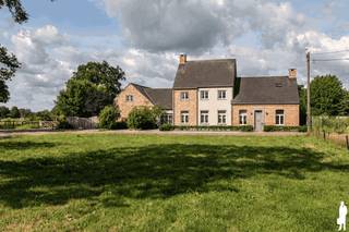 <strong>!! VERKOOP OP AANDELEN !! - Dit betekent dat de koper geen registratierechten betaalt, noch btw verschuldigd is -<br /><br />Riante en uiterst kwalitatief gerenoveerde hoevevilla (renovatie 2000-2002) nabij Postel op domein van 8.875 m² met 4 tot 6 slaapkamers, 3 badkamers, bureauruimte, eigen fitness en ruimte voor opslag en paardenstallingen. In de loods achteraan (ca. 180 m²) is een deel volledig ingericht voor het onderbrengen van paarden, pony's of andere weidedieren; een ander deel wordt momenteel gebruikt voor opslag. In de loods grenzend aan de woning (ca. 163 m²) bevindt zich nog bijkomende opslagruimte (bv. voor trailers). De ruimte is multifunctioneel en doet momenteel dienst als werkkamer en ingerichte fitnessruimte. De buitenstallen (met boxen, zadel- en verzorgingskamer) zijn voorzien van een aangrenzende graspaddock zodat dieren voldoende ruimte en bewegingsvrijheid hebben. De hoevevilla zelf is hoogwaardig afgewerkt en biedt een combinatie van wooncomfort, praktische voorzieningen (o.a. douchekamer in buitenhal, wellnessbadkamer boven, etc.) en enorm veel ruimte en lichtinval. Zij beschikt verder over een uiterst gunstige EPC-score van 175kWh/m²/jaar (label B).<br /></strong><strong><br /></strong><em>Indeling:</em><strong><br /><br /></strong><em>Gelijkvloerse verdieping:<br /></em><strong><br /></strong>Op het gelijkvloers bevindt zich een zeer ruime (ca. 60 m²) en lichtrijke woonkamer met zitgedeelte en eethoek. De aangrenzende, volledig uitgeruste keuken biedt dankzij de grote raampartijen een fraai en natuurlijk uitzicht op het tuingebeuren en de paardenstallen. Verder zijn er op deze verdieping twee afzondelrijke bureelruimtes voorzien, ideaal voor thuiswerk of administratie. Deze zijn eenvoudig om te vormen tot benedenslaapkamer, speelkamer en/of hobbyruimte, etc. Achteraan is een buitenhal/sas voorzien met gerieflijke douchekamer die uitkomt op de tuin met stallingen. Via de inkomhal met inbouwkasten (vestiaireruimte) vooraan heeft u toegang tot het gastentoilet en de bovenverdieping.<br /><br />Verder is er op deze verdieping een wasplaats en een kelderruimte. Het volledige gelijkvloers is uitgerust met comfortabele vloerverwarming.<br /><br /><em>Eerste verdieping:<br /></em><strong><br /></strong>Op het eerste verdiep bevindt zich een ruime hoofdslaapkamer met een uiterst kwaliteits- en sfeervol ingerichte ensuite badkamer. Deze badkamer is uitgerust met een bubbelbad, inloopdouche en infraroodspiegel, wat zorgt voor een heus wellnessgevoel. Daarnaast zijn er op deze verdieping bijkomend drie volwaardige slaapkamers, ideaal voor kinderen, logés of extra werk-/hobbyruimtes. Een tweede badkamer, eveneens hoogwaardig afgewerkt, bevindt zich in de nachthal en doet dienst voor de overige slaapvertrekken.<br /><br /><em>Garage:<br /></em><strong><br /></strong>Het eigendom beschikt over een groot garagegebouw met twee brede sectionale poorten. Deze ruimte is uitermate geschikt voor opslag of het stallen van rollend materieel, zoals landbouwvoertuigen of trailers. Op de bovenverdieping van het garagegebouw is er een volledig ingerichte fitnessruimte, ideaal voor wie graag thuis sport.<br /><br /><em>Stalgebouw en buitenruimte:<br /></em><strong><br /></strong>Het eigendom is bijzonder geschikt voor paardenliefhebbers. Het stalgebouw is voorzien van drie ruime boxen, elk uitgerust met automatische drinkbakken. Daarnaast is er een wasplaats , een grote opslagruimte voor voer of materiaal en een volledig uitgeruste zadelkamer. De paarden kunnen rechtstreeks naar de aanpalende, ruime weides, wat zorgt voor een optimale leefomgeving voor de dieren. De rondom gelegen weides zijn reeds afgemaakt met het oog op het houden van paarden.<br /><br /><strong>Aankoop van aandelen - koper betaalt geen registratierechten</strong>