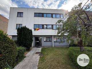 ZWIJNAARDE - Gelijkvloers appartement met tuintje<br /><br />Inschrijven voor het geplande kijkmoment kan via onze website => www.immoderas.be/afspraak-instructies<br /><br />Het appartement is rustig gelegen in het groene Zwijnaarde, met een vlotte verbinding naar Gent-centrum, de E17, E40 en R4. Winkels, scholen, openbaar vervoer en andere dagelijkse voorzieningen bevinden zich in de nabije omgeving. Ook het Parkbos ligt vlakbij, ideaal voor wandelen, fietsen en ontspanning.<br /><br />Dit verzorgde appartement beschikt over een inkomhal met vestiairekast, een ruime leefruimte, een ingerichte keuken met elektrisch fornuis, oven en koelkast met vriesvak, twee slaapkamers, een badkamer met dubbele lavabo en ligbad met douchegordijn, en een apart toilet.<br />Aansluitend is er een gezellig tuintje waar u in alle rust kunt genieten. Daarnaast beschikt het appartement over een privatieve garagebox.<br /><br />AK: €50/maand