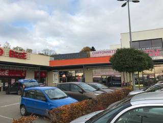 Handelspand te huur gelegen in de buurt van SHAPE, naast de N6 die Bergen verbindt met Soignies.Gemeenschappelijke parking met 400 plaatsen.Ketens in...