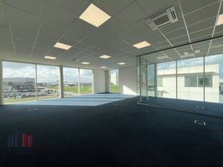Recent en modern kantoorgebouw (2018) met een totale oppervlakte van 443,50 m² te huur op een toplocatie nabij de Knokkebaan (N44) en het op-...