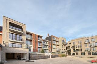 Dit gloednieuwe en bijzonder ruime duplexappartement van 141,90 m² combineert comfort, licht en hedendaagse technieken. Via de inkomhal...