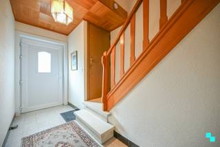 Ontdek deze gezinswoning met drie slaapkamers en inpandige garage, gelegen in een rustige en kindvriendelijke doodlopende straat te Sint-Eloois-Winkel. De woning beschikt over een bewoonbare oppervlakte van 163 m² (volgens EPC-attest, kelder niet inbegrepen) en is gelegen op een perceel van 328 m², op wandelafstand van het centrum van Sint-Eloois-Winkel en in de nabijheid van het op- en afrittencomplex E403 (Izegem). Volgende indeling: Inkomhal met apart gastentoilet, ruime leefruimte en eetkamer met zicht op de tuin, keuken met rechtstreekse toegang tot de kelder en de inpandige garage. De eerste verdieping bestaat uit: Nachthal, drie slaapkamers en de badkamer (Ligbad, toilet en wastafel). De zolder is te bereiken via het trapluik in de nachthal. De tuin is noordwest georiënteerd en beschikt over een overdekt terras en zijpoortje. EPC F - renovatieverplichting | Decentrale verwarming op stookolie | Zesmaal HR-beglazing (PVC-Hout) - viermaal enkele beglazing (Houten schrijnwerk) | Dakisolatie (6 cm MW) | Regenwater (5.000 L) | Rolluiken | Waterinfo: Perceelscore - A | Gebouwscore - A | Zeer gunstige, kindvriendelijke ligging in doodlopende straat. Margot organiseert voor deze woning de bezoeken, mits het maken van een afspraak