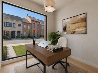 <p><span>Deze nieuwbouwwoning (in afwerkingsfase) met mooie gevelsteen, ligt in de Sint-Lambertuslaan (zone 30), één van de mooiste lanen van het rustige Muizen. In de voortuin beschikt u over een autostaanplaats en een wachtkabel voor het opladen van een elektrische auto. In de achtertuin kijkt u vanop het terras ongehinderd uit op de groene omgeving. Daarnaast beschikt de tuin over een tuinhuis, opgetrokken in dezelfde gevelsteen als de woning.. Het parkgebied langs de Dijle, dat populair is bij fietsers en wandelaars, ligt niet al te ver achter uw tuin. In deze woning is veel aandacht gegeven aan een goede lichtinval en voldoende comfort. De BEN-woning is voorzien van dikke isolatielagen, algemene vloerverwarming, ventilatiesysteem D, zonnepanelen (hybride omvormer), warmtepomp, etc. In de living met open keuken is er een eiland voorzien, plus kwalitatieve apparaten. Op het gelijkvloers is er voor de thuiswerkers een bureelruimte beschikbaar. Bergingsruimte vindt u bovendien in een grote berging op de verdieping en in een technische ruimte. De vier kamers en het bureel beschikken over een data-aansluiting en voldoende stopcontacten. In deze woning met vier volwaardige kamers werd er voor gekozen om twee badkamers te installeren. Muizen vormt de ideale uitvalsbasis voor wie een goede automobiliteit wil verzoenen met een rustige leefomgeving.</span></p><p><span> </span></p>