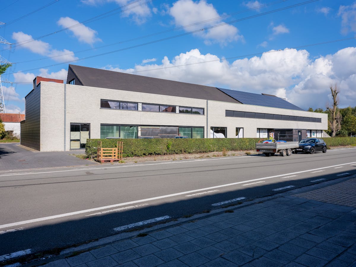 Uitstekend gelegen kantoren (187 m²-874 m²) te huur in Eeklo - foto 2