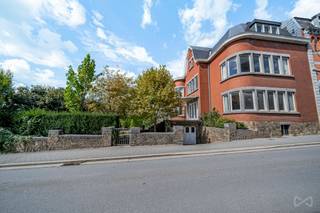 We Invest Ciney Haute-Meuse presenteert u een UITZONDERLIJKE kans in het hart van Ciney! Dit prachtige herenhuis met een woonoppervlakte van meer...