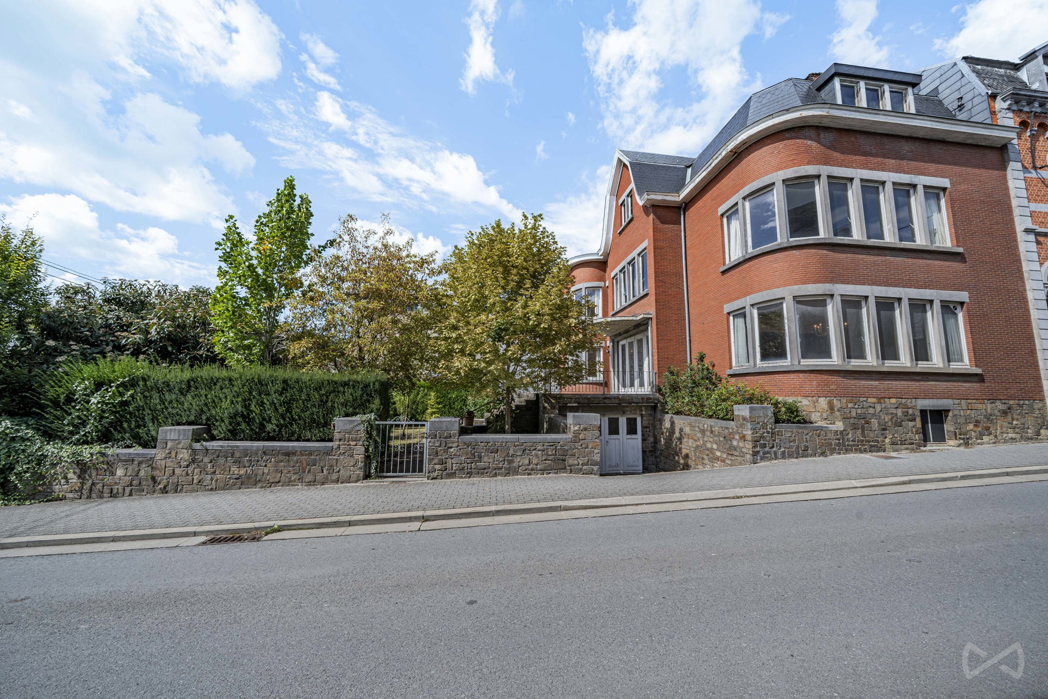 Prachtige herenhuis van meer dan 270 m² in het hart van Ciney - foto 2